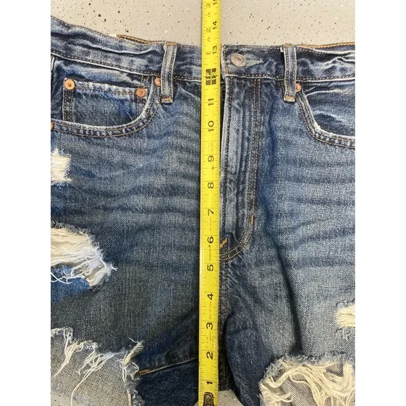 American Eagle 90s Boyfriend Shorts Medium Wash Distressed Denim Size 6 - Picture 4 of 7
